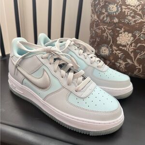 Nike Youth Brand New Air Force 1 Low in Light Blue and Silver. Unisex Y6.5